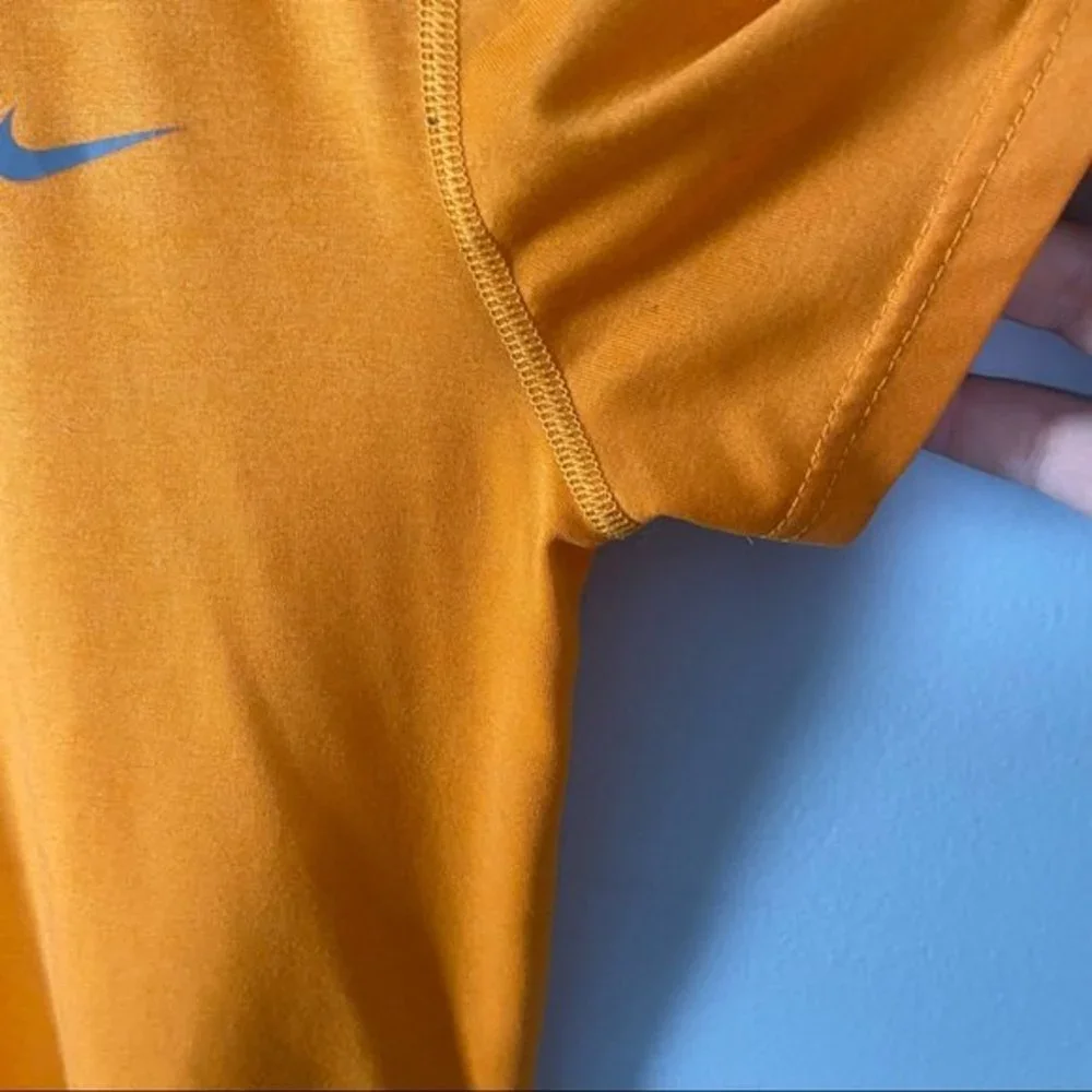 Nike Dri-Fit Regular Fit vneck Short Sleeve shirt Orange Medium